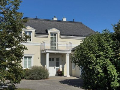 Villa mit Terrasse, Balkon und Doppelgarage!