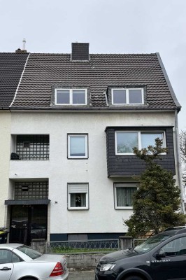 Köln (Merheim), gepflegtes 4-Familienhaus mit  Ausbauperspektive im Spitzboden