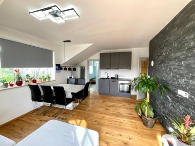 NEUER PREIS! Gemütliche 2-Zi.-DG-Wohnung mit Balkon und Parkplatz