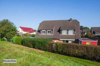 2-Familienhaus, Garten und 2 Garagen