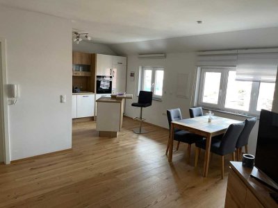 Attraktive 2-Zimmer-Dachgeschosswohnung mit hochwertiger  Einbauküche in Deggendorf/Fischerdorf