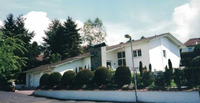 Villa mit Außenpool, Doppelgarage und unverbaubarem Blick