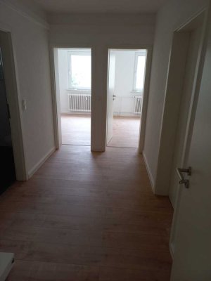 Frisch renovierte 5-Zimmer Wohnung in zentraler Lage mit Balkon wartet auf Sie!