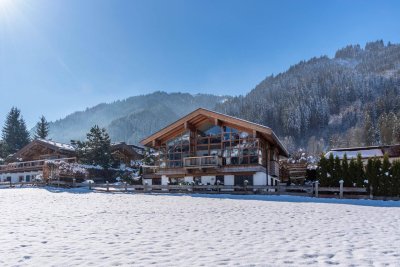 Einfamilienhaus am Fuße des Hahnenkamms mit Traumausblick (800233)