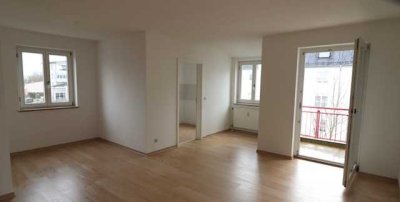 Attraktive lichtdurchflutete renovierte 2 Zimmer Wohnung mit Balkon in guter Wohnlage