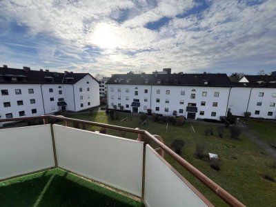 Helle 3-Zimmer Dachgeschosswohnung mit Einbauküche, Balkon & Tiefgaragenstellplatz