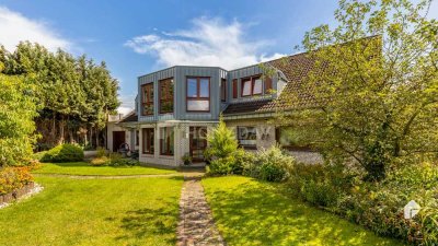 Großzügige 6-Zimmer-Wohnung mit Dachterrasse, EBK und zwei Stellplätzen in idyllischer Lage