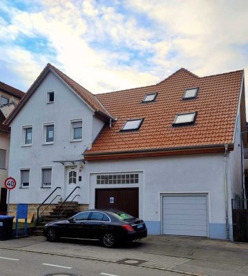 Attraktive Wohnung im Landhausstil in einem liebenswerten 3-Familienhaus, Veranda, Gartenanteile