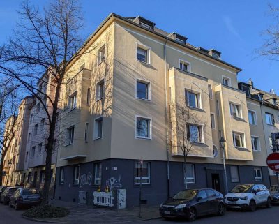 Aufgeteiltes MFH mit Mietsteigerungspotential nahe Karolingerplatz