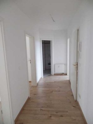 Helle 3-Raum-Wohnung mit Laminat