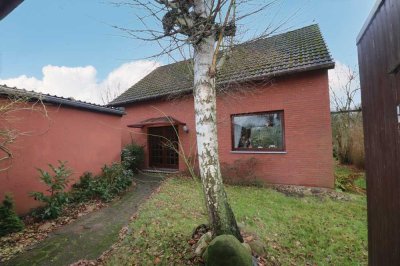 Gepflegtes Einfamilienhaus mit Garage und Carport