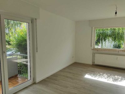 Geschmackvolle, modernisierte 4,5-Zimmer-Erdgeschosswohnung mit Balkon und Einbauküche in Walheim