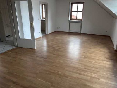 frisch renovierte helle 2 Zimmerwohnung 70qm²  mit Balkon