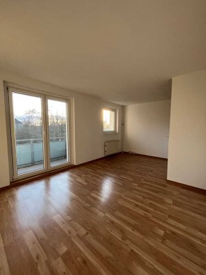 !Ab sofort! // 4-Raumwohnung // Balkon mit Blick ins Grüne // Aufzug // PKW-Stellplatz