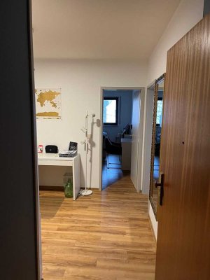 Moderne 2,5-Zimmer-Wohnung mit Balkon, Garagenstellplatz und EBK in Esslingen