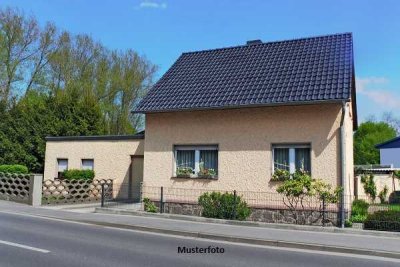 Freistehendes Einfamilienhaus mit Nebengebäude und Carport