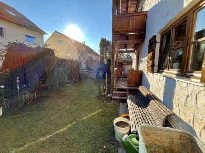 Kernsanierter Altbau - Ruhige 2,5-Zi.-EG-Wohnung mit Balkon, kleiner Terrasse und Garten