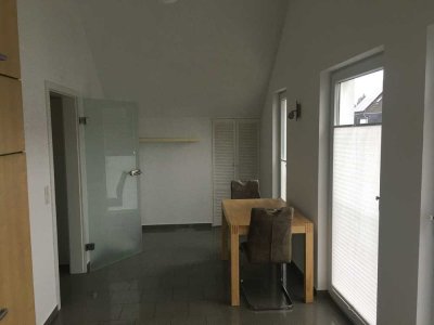 Exklusive, gepflegte 2-Zimmer-Dachgeschosswohnung mit geh. Innenausstattung mit Balkon und EBK