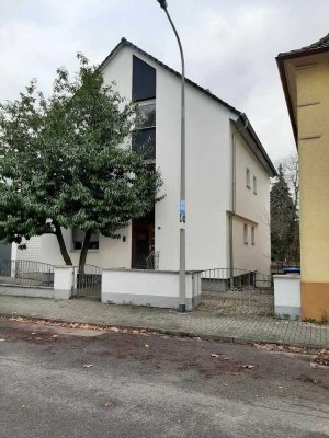 4 Familienhaus in Altrip mit 310 m² Wohnfläche und 696 m² Grundstück