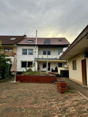 Mehrfamilienhaus in ruhiger Lage und großem, schön angelegten Garten