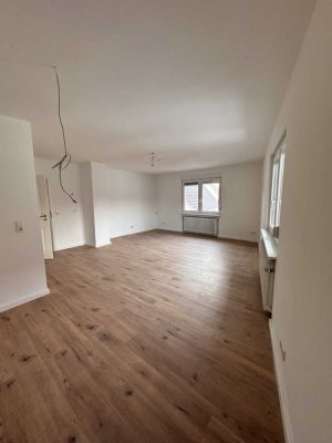 Freundliche 5-Zimmer-Dachgeschosswohnung mit Einbauküche in Hochheimer Altstadt