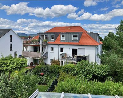 RESERVIERT provisionsfreie Dachgeschosswohnung mit Balkon, Fahrstuhl und Tiefgaragenstellplatz