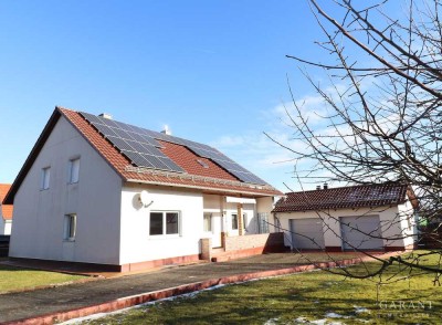 Gepflegtes Haus mit neuer Heizungstechnik, Doppelgarage und großem Garten