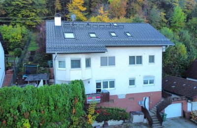 Energieoptimiertes und vielseitig nutzbares Ein- bis Dreifamilienhaus in ruhiger Ortsrandlage!