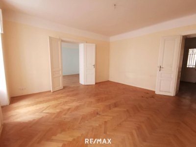 2 großzügige Zimmer, renovieren, einziehen, im sehr schönen Altbau. Garage möglich.