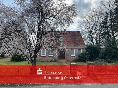 Großes Grundstück mit kleinem Haus möchte in neue Hände kommen.