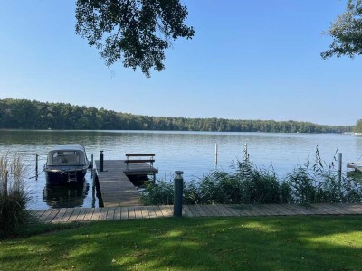 Wunderschönes Wassergrundstück mit Designer-Villa