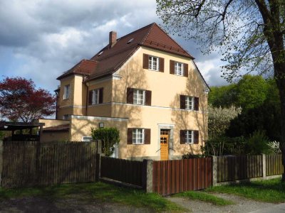 Großzügiges Anwesen mit Garten in Stadtnähe