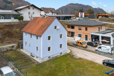 Zweifamilienhaus in Leonstein mit großem Garten, Carport und separaten Etagen