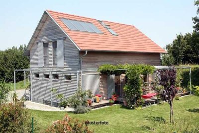 Kleingartenhaus nebst Terrasse und Hühnerstall