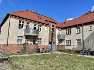 Bezugsfreie Altbauwohnung mit Balkon + Garten + DG-Atelier direkt an der Berliner Stadtgrenze (WE07)