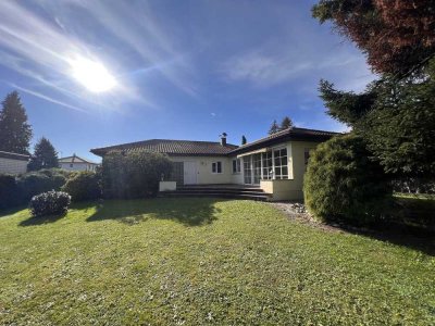 Bungalow mit großem Garten und 3 Garagen