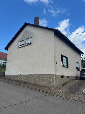 Freistehendes 1-2 Familienhaus in Waldrandlage von Schwalbach-Elm zu verkaufen