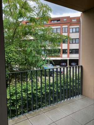 Helle, geräumige 2 ZKB Wohnung mit Balkon