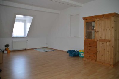 Helle Dachgeschosswohnung mit Einbauküche und Tageslichtbad - Zentrale Lage in Bad Nauheim Kernstadt