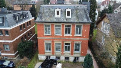 Erstbezug nach Komplettsanierung im Ostviertel: Stilvolle 4-Zimmer-Wohnung im 1. OG mit Balkon