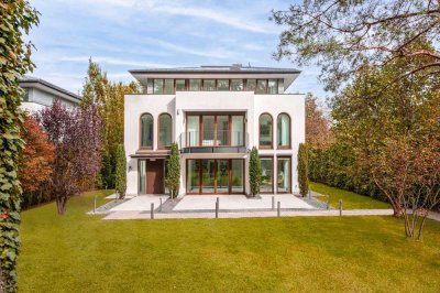 Toplage Zuccalistraße: Modern-elegante Villa mit Pool auf Parkgrundstück