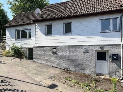 *Handwerkertraum mit Naturblick*
Charmantes Einfamilienhaus in ruhiger Höhenlage