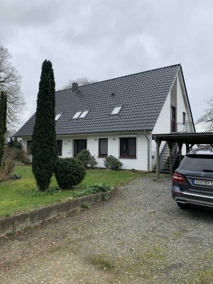 Owschlag: Feine moderne 4 Zimmer Wohnung mit Garage und Garten im EG eines 2-Familienhauses.
