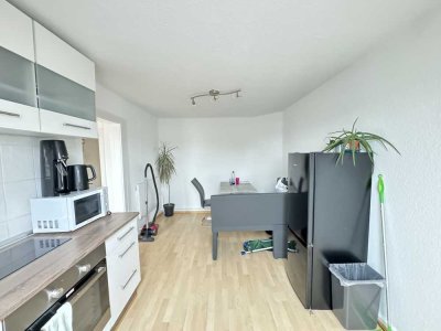 *Berger Straße* 1-Zimmer- Dachgeschoss-Wohnung mit Wohnküche