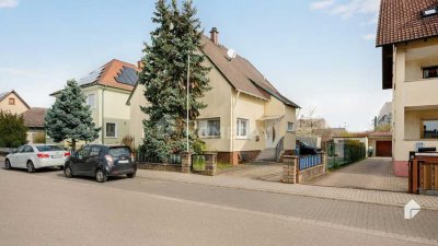 Geräumiges Zweifamilienhaus mit großem Grundstück und vielseitigen Annehmlichkeiten