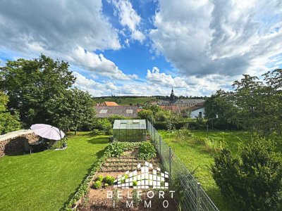 GEMÜTLICHE DOPPELHAUSHÄLFTE MIT GROßEM GARTEN UND PKW-STELLPLÄTZEN