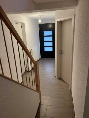 *Hellräumige 4-Zimmer Maisonette-Wohnung mit EBK & Terrasse*