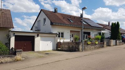 Schöne Doppelhaushälfte mit sechs Zimmern in Göppingen (Kreis), Albershausen