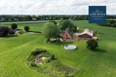 Idyllisch gelegener Resthof mit Wohnhaus, Altenteiler, Halle und Stallungen in herrlicher Naturlage