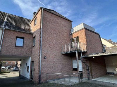 Alt-Longerich: 3-Zimmerwohnung mit Balkon und Carport!